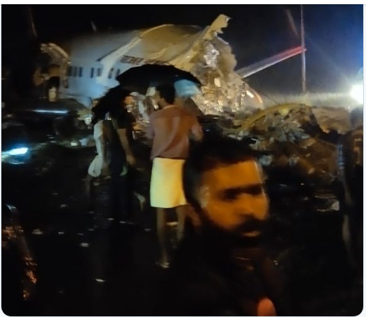 Ινδία: Συντριβή αεροσκάφους με 191 επιβάτες – Τουλάχιστον πέντε νεκροί και 35 τραυματίες (video)